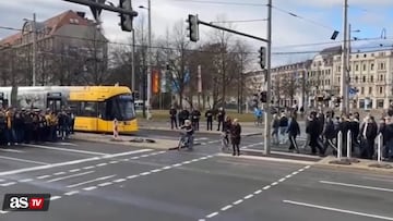 Barras alemanas se cruzan en la calle y lo que pasa es increíble