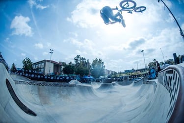 Un alcalde español de 74 años prueba el BMX... ¡y se cayó!