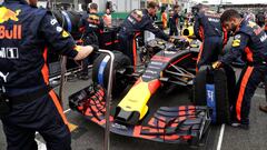 El equipo Red Bull trabajando en el coche de Verstappen en Silverstone.