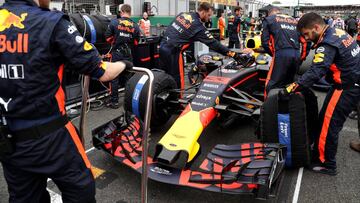 El equipo Red Bull trabajando en el coche de Verstappen en Silverstone.