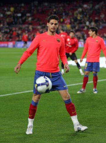 Fue canterano del Barcelona entre 2006 y 2009 y jugó en el Sevilla entre 2012 y 2013.