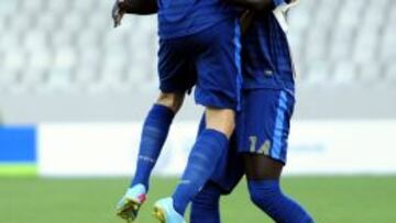 Thauvin, que sostiene a un compañero en la foto, dirige a Francia hacia su primera final de la historia.