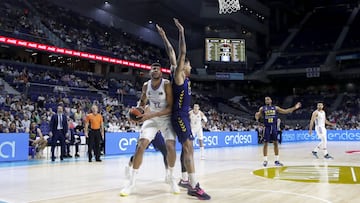 Edy Tavares, del Real Madrid, trata de anotar con Augusto Lima, del UCAM Murcia, defendiéndole de espaldas.