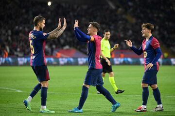 Ovación atronadora en el minuto 83 para el mediocentro sevillano que recibió el brazalete de capitán de Pedri antes de entrar en el rectángulo de juego. Gavi celebra con sus compañeros el quinto gol del Barcelona.