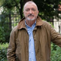 Arturo Pérez-Reverte aplaude el cartel de un hotel que ya es viral