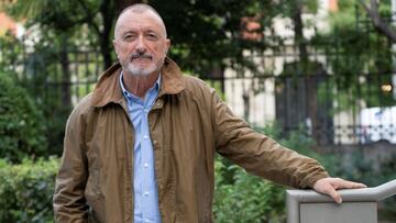 Arturo Pérez-Reverte aplaude el cartel de un hotel que ya es viral