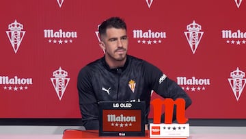 11-12-25. RUBÉN YÁÑEZ, EN LA RUEDA DE PRENSA TRAS RECIBIR EL TROFEO MAHOU COMO JUGADOR MÁS DESTACADO DEL SPORTING EN NOVIEMBRE.