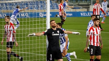 GRAF9604. SAN SEBASTI&Aacute;N, 07/04/2021.- El portero del Athletic Club Unai Sim&oacute;n (c) reacciona tras encajar gol ante la Real Sociedad, durante el partido de Liga en Primera Divisi&oacute;n disputado esta noche en el Reale Arena, en San Sebasti&