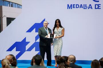 La vicealcaldesa de Madrid, Begoña Villacís, entrega la medalla al fundador del Grupo Ahorramas, Jesús Medina, durante el acto de entrega de las medallas de Honor, Oro y Plata durante la Festividad de San Isidro.