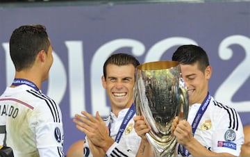 El día de su debut, James ganó un título. El 12 de agosto en el partido de la Supercopa de Europa ante Sevilla disputó su primer partido con Real Madrid y ese mismo día festejó tras el triunfo 2-0.