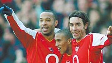 <b>OTRA VEZ ELLOS. </b>Henry (izquierda) y Pires (derecha) marcaron los goles del Arsenal. Entre ambos llevan 25.