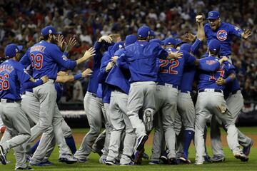 El 2 de noviembre del 2015  se recuerda como una fecha demasiado especial para la afición de los Cubs, pues ese mítico día rompieron con una sequía de nada más ni nada menos que 108 años sin ser campeones de las Grandes Ligas en los Estados Unidos.