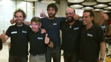 Carlos Soria, de 75 a&ntilde;os, junto a los miembros de la Expedici&oacute;n BBVA en el Aeropuerto.