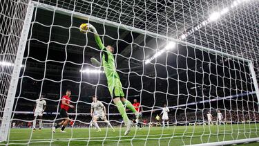 Lunin atrapa el balón durante el Real Madrid-Mallorca en un disparo de Samu Costa que previamente se había estrellado en el larguero.