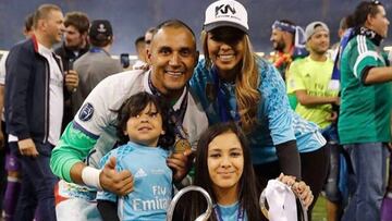 Keylor Navas con su mujer, Andrea Salas, y sus hijos celebrando un t&iacute;tulo con el Real Madrid.