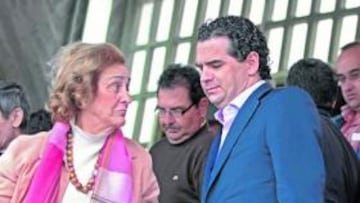 <b>PREOCUPADO. </b>Juan Antonio Iniesta, con Teresa Rivero.