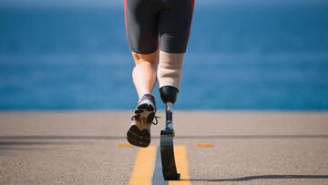 La rodilla rob車tica que permite volver a andar en 10 minutos a personas con discapacidad