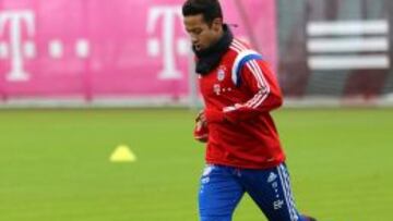 Thiago toca bal&oacute;n en el entrenamiento del Bayern