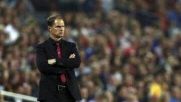 El entrenador del &Aacute;jax de Amsterdam Frank De Boer durante el partido correspondiente a la tercera jornada de la fase de grupos de la Liga de Campeones que FC Barcelona y Ajax disputan hoy en el Camp Nou, en Barcelona. 