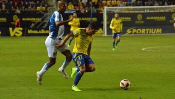 Salvador Agra pugna por un bal&oacute;n en el Estadio Ram&oacute;n de Carranza.