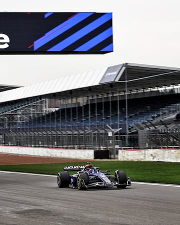 Vista general del nuevo coche Williams para el mundial de 2025 haciendo sus primeras pruebas en el circuito de Silverstone.