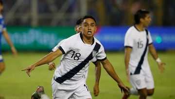 ‘La Azul y Blanco’ derrotó a El Salvador en partido de ‘vida o muerte’ rumbo al Mundial 2026. Luis Fernando Tena sonríe y Bolillo Gómez sufre.