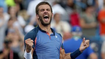 El croata Borna Coric celebra su victoria ante Stefanos Tsitsipas en la final del Masters 1.000 de Cincinnati.