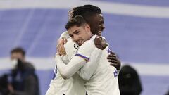 Camavinga y Valverde se abrazan para celebrar el triunfo contra el City.
