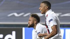 Lisbon (Portugal), 12/08/2020.- Paris Saint Germain&#039;s Neymar (L) celebrates with Kylian Mbappe (R) during the UEFA Champions League quarter final match between Atalanta and Paris Saint-Germain in Lisbon, Portugal, 12 August 2020. (Liga de Campeones, 