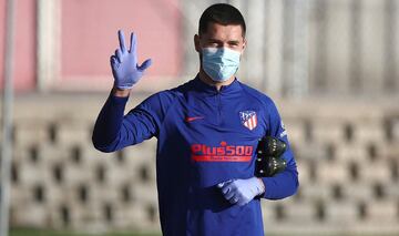 El defensa brasileño con guantes y mascarilla