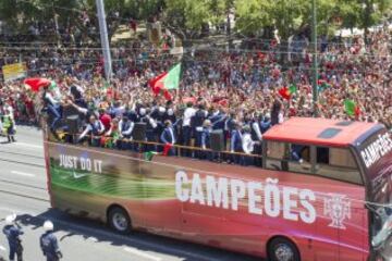 La selección portuguesa a su salida a la recepción con el presidente de Portugal.