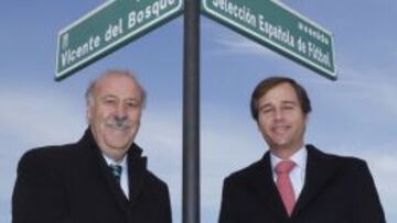 Del Bosque junto al alcalde de Boadilla, González Terol, ayer en Boadilla