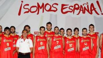 <b>SUEÑO DORADO. </b>De izqd. a dcha.: Aguilar, Rudy, Reyes, Ricky, Mumbrú, Scariolo, Garbajosa, Calderón, Marc, Navarro, San Emeterio, Llull, Suárez, Martínez, Claver y Vázquez.