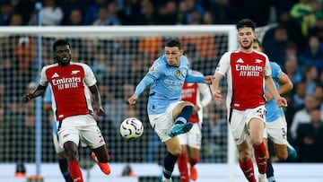 Soccer Football - Premier League - Manchester City v Arsenal - Etihad Stadium, Manchester, Britain - September 22, 2024 Manchester City's Phil Foden in action with Arsenal's Declan Rice Action Images via Reuters/Jason Cairnduff