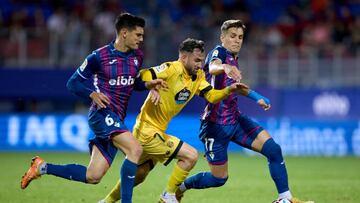 EIBAR, SPAIN - NOVEMBER 02: Sergio Alvarez and Jose Corpas of SD Eibar compete for the ball with Sebas Moyano of CD Lugo during the LaLiga Smartbank match between SD Eibar and CD Lugo at Estadio Municipal de Ipurua on November 02, 2022 in Eibar, Spain. (Photo by Ion Alcoba/Quality Sport Images/Getty Images)