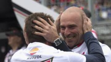 ALEGR&Iacute;A. Livio Suppo (derecha) celebra el t&iacute;tulo 2014 de M&aacute;rquez con el padre del piloto, Juli&agrave;.
 