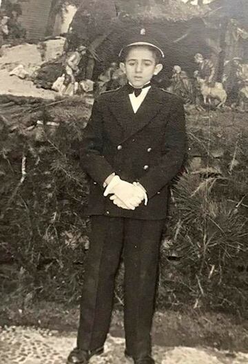 Manuel Hernández fue Niño de San Ildefonso y cantó premios en el sorteo de Navidad de 1959. Se quedó huérfano de padre a los 4 años y de pardre a los 15.