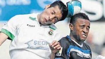 <b>CHOQUE DE TRENES. </b>Garay y Andrade pugnan por la pelota en una jugada a balón parado.