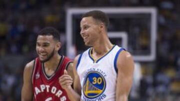 Cory Joseph sonríe junto a Stephen Curry.