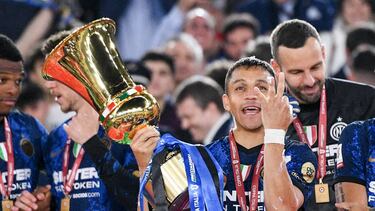 Alexis Sanchez of FC Internazionale celebrates with the cup during the Coppa Italian Final match between Juventus FC and FC Internazionale on May 11, 2022 in Rome, Italy. (Photo by Giuseppe Maffia/NurPhoto via Getty Images)