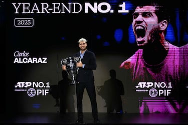 Carlos Alcaraz recibe el trofeo de número 1 del ranking ATP 2025 durante una ceremonia celebrada en Turín. 