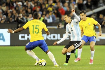 Ángel Di María lucha por el balón con el brasileño Paulinho.