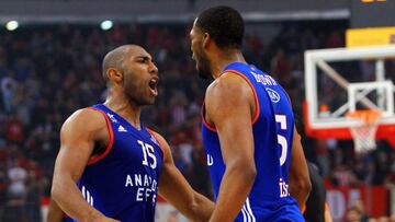 Jayson Granger junto a Derrick Brown.