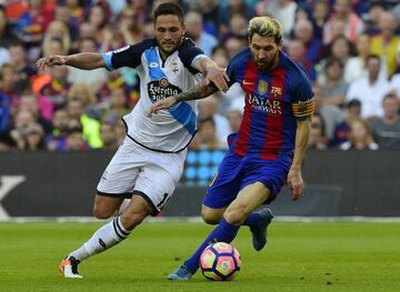 Messi y Florin Andonde durante el partido entre el Barcelona y el Deportivo en el Camp Nou.