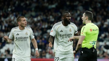 MADRID, 02/03/2026.- Los jugadores del Real Madrid, el argentino Franco Mastantuono y el alemán Antonio Rüdiger, protestan la expulsión al colegiado Muñiz Ruiz durante el encuentro correspondiente a la jornada 26 de Laliga EA Sports que han disputado este lunes frente al Getafe en el estadio Santiago Bernabéu, en Madrid. EFE / Juanjo Martín.