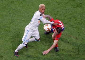 El camerun&eacute;s Clinton N&#039;Jie (Marsella) pelea un bal&oacute;n con Lucas Hern&aacute;ndez (Atl&eacute;tico) en la final de la Europa League.