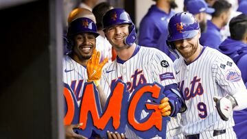 New York (United States), 18/10/2024.- Mets Pete Alonso (C) celebrates with teammates Francisco Lindor (L) and Brandon Nimmo (R) after hitting a three-run home run during the first inning of game five of the Major League Baseball (MLB) National League Championship Series between the Los Angeles Dodgers and the New York Mets at Cit iField in the Queens borough of New York, New York, 18 October 2024. The winner of the best-of-seven games National League Championship Series will face the winner of the American League Championship Series in the World Series. (Liga de Campeones, Nueva York) EFE/EPA/CJ GUNTHER