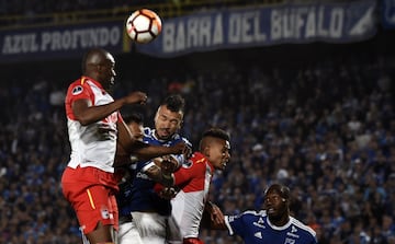 El Campín volvió a ser el escenario de un clásico histórico. Santa Fe y Millonarios tuvieron que irse hasta los penales para definir el clasificado a los cuartos de final de la Copa Sudamericana, serie en la que ganó el equipo cardenal.