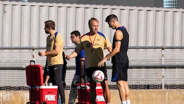 BARCELONA, 05/10/2024.- El entrenador Hansi Flick (i) junto a Lewandowski (d) durante el entrenamiento realizado este sábado en la Ciudad Deportiva Juan Gamper en la víspera del partido de la novena jornada de LaLiga EA Sports que el equipo disputa ante el Alavés. EFE/Marta Pérez