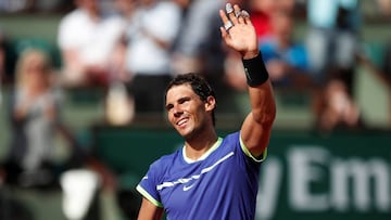 Rafa Nadal saluda a la afición tras vencer a Robin Haase en Roland Garros 2017.